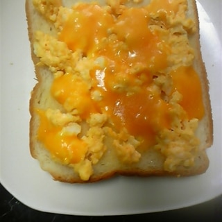 食パンに卵＆チーズをのせて